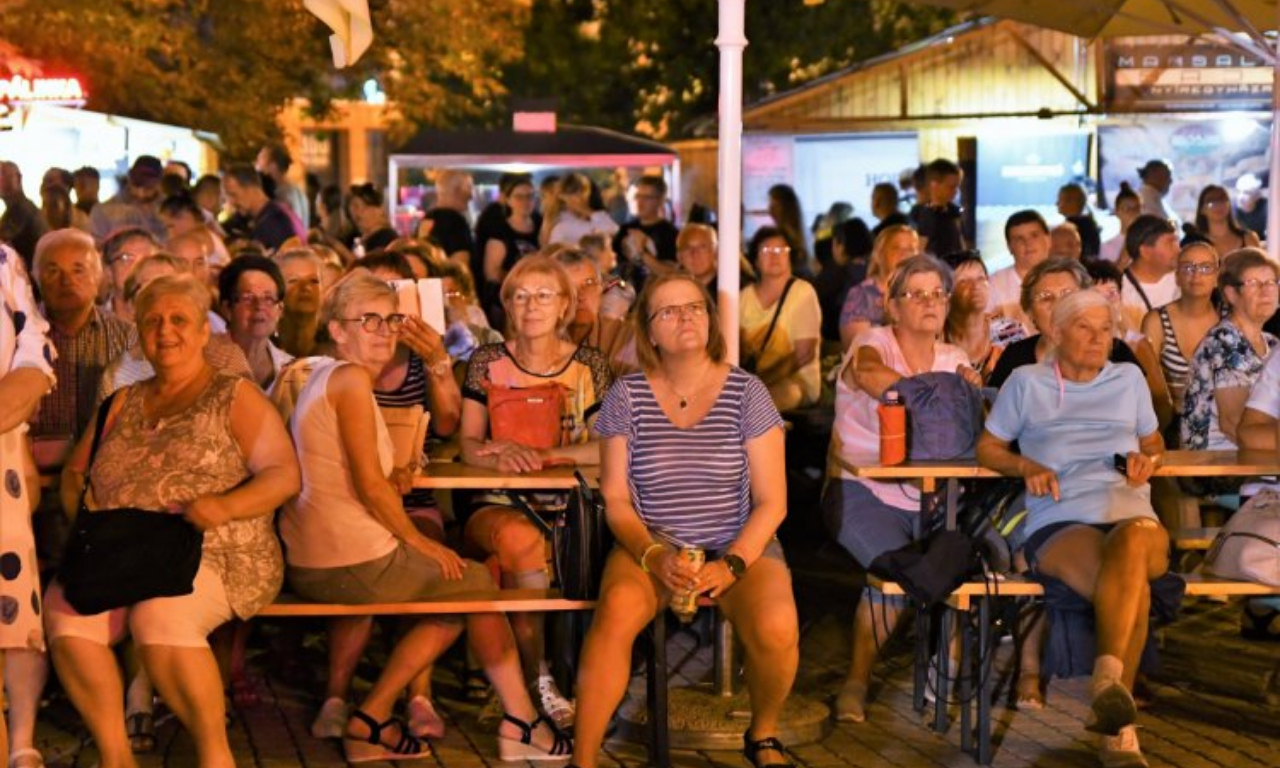 Keddi VIDOR ajánló: nagysikerű színházi előadások, tűzzsonglőrök, a Kossuth téri Nagyszínpadon Horgas Eszter, Falusi Mariann és a Class Jazz Band