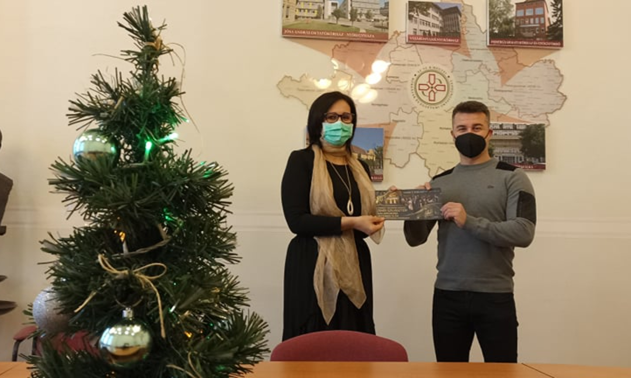 A Móricz Zsigmond Színház szilveszteri színházjegyekkel lepte meg az orvosokat, ápolókat karácsonyra