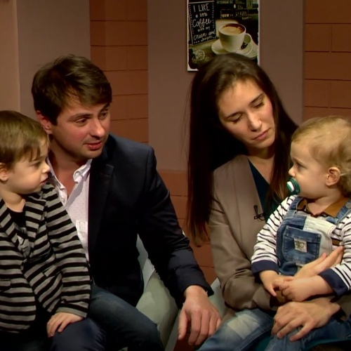 Rák Zoltán színművész családjával látogatott el a Szieszta stúdiójába
